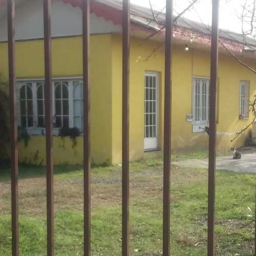 مغاز به همراه زمین بر اول اتوبان