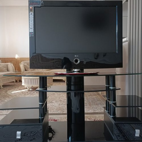 تلویزیون در حد نو همراه با میز