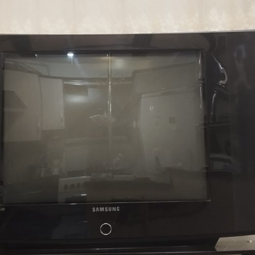 تلویزیون همراه با میز تلویزیون