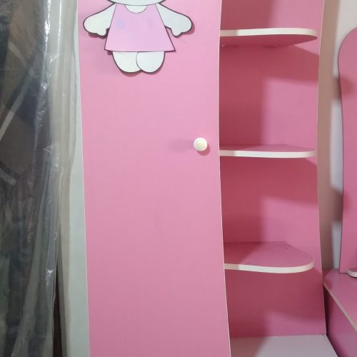 دلاور و یک کمد برای لباس های بچه های دختر