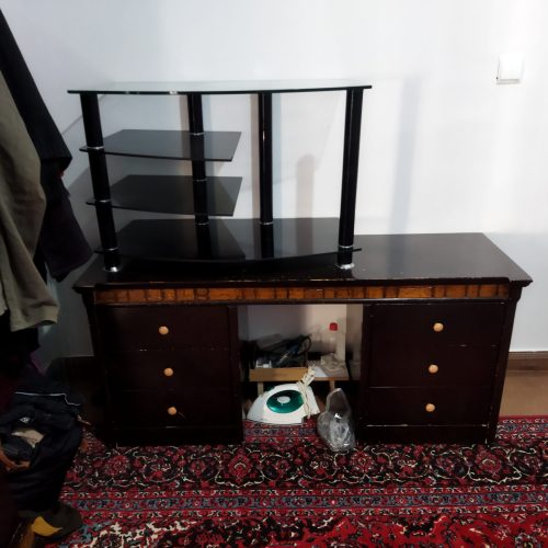 ویترین و میز