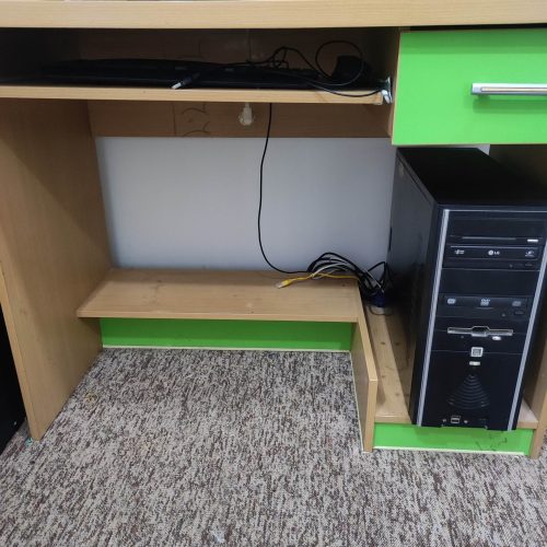 میز کامپیوتر تمیز و جادار