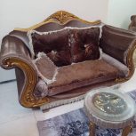 مبلمان 7 نفره.میز وسط و میز کنار مبل هم دارد