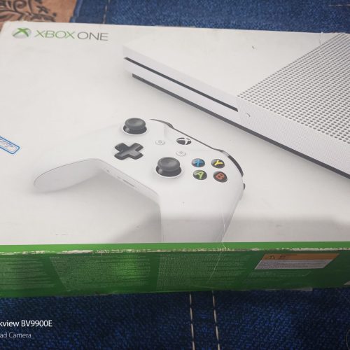 یک دستگاه ایکس باکس وان  دو دسته درحد نو