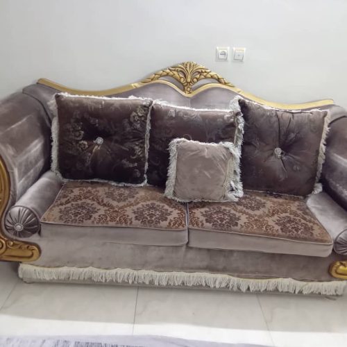 مبلمان 7 نفره.میز وسط و میز کنار مبل هم دارد