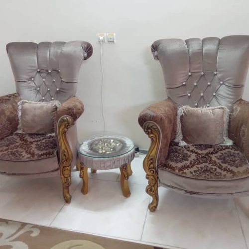 مبلمان 7 نفره.میز وسط و میز کنار مبل هم دارد