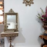 آیینه، شمعدان، میز و ساعت برنجی