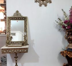 آیینه، شمعدان، میز و ساعت برنجی