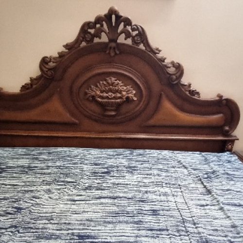 سرویس خواب چوبی و میز آرایش منبت بسیار تمیز +تشک طبی