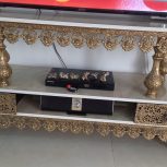 میز تلوزیون وساعت برنج ایستاده