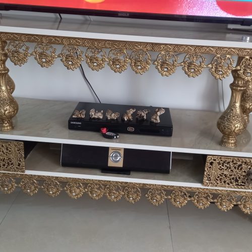 میز تلوزیون وساعت برنج ایستاده