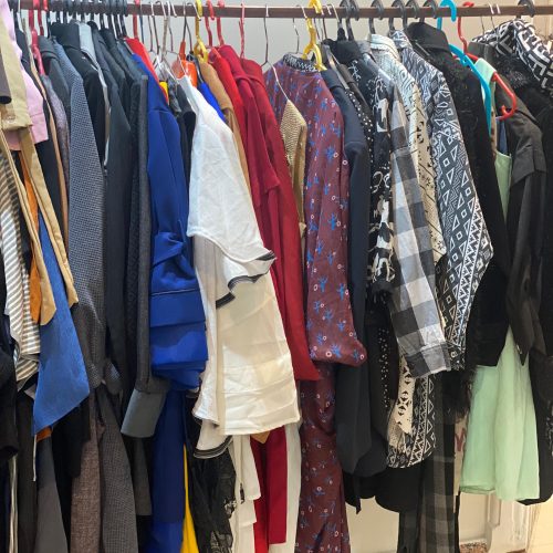 انواع لباس زنانه(مانتو؛ پالتو؛ شلوار؛ شال؛ کیف؛کفش؛شومیز؛تیشرت)