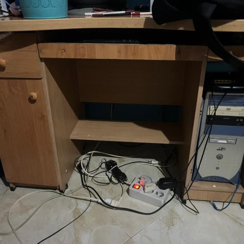 میز کامپیوتر در حد نو