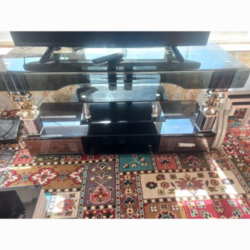 میز تلویزیون شیشه ای و ویترین شیشه ای در حد نو