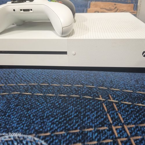 یک دستگاه ایکس باکس وان  دو دسته درحد نو