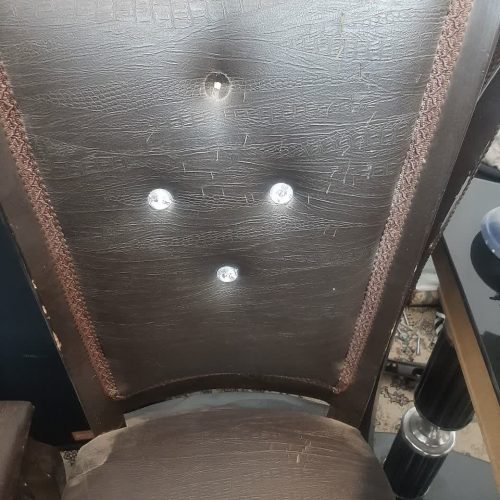 میز غذا خوری همراه با یه قاب عکس