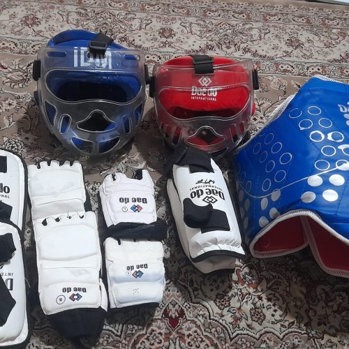 لباس تکواندو ولباس مبارزه همراه کلاه