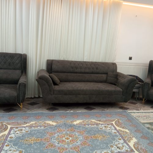 مبل تمیز و نو با میز و گل میز