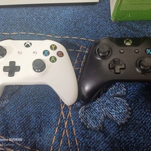 یک دستگاه ایکس باکس وان  دو دسته درحد نو