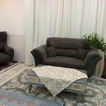 مبل تمیز و نو با میز و گل میز