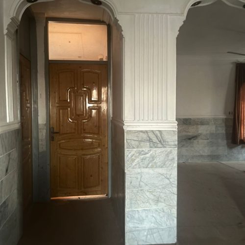 خانه ویلایی دو طبقه که طبقه دوم اجاره داده میشود.