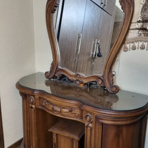 سرویس خواب چوبی و میز آرایش منبت بسیار تمیز +تشک طبی
