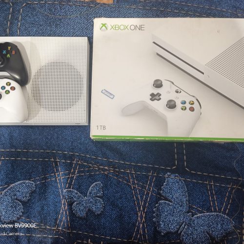 یک دستگاه ایکس باکس وان  دو دسته درحد نو