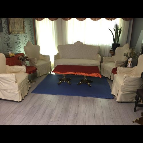 مبلمان 7 نفره با دو عسلی و میز وسط ورق طلا با رویه مخمل