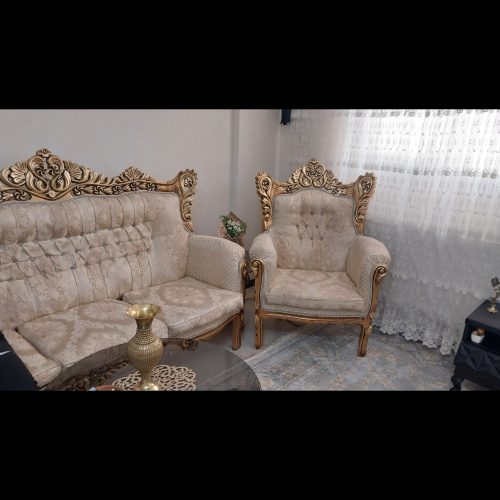 مبل 9 نفره با میزبان و سه تا عسلی بزرگ