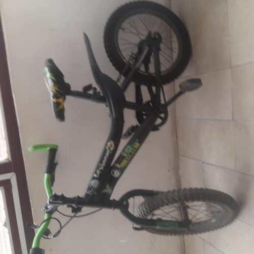 دوچرخه صفر بارنگ سیاه همراه با برچسب وتنه بنتنی