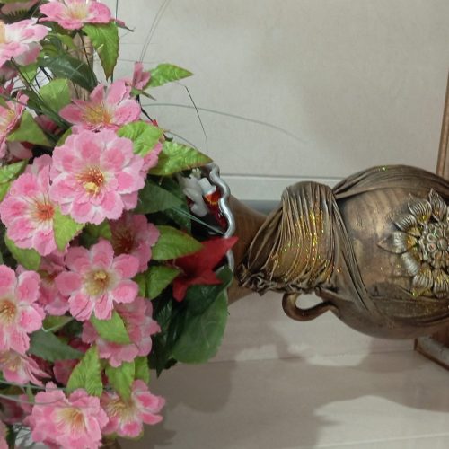 یک گلدان بزرگ با گل زیبا