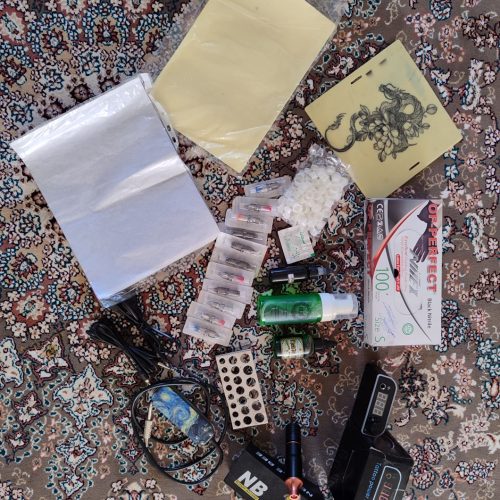 دستگاه تتو پن مدل  NEEDLE BEE 🐝.به معنای نیش زنبور به همراه کیت کامل ترانس با کیفیت و پدال و رنگ مشکی داینام