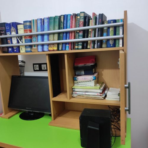 میز کامپیوتر تمیز و جادار