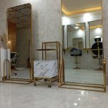 آینه ایستاده.سالن زیبایی