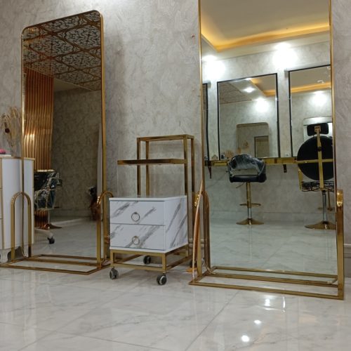 آینه ایستاده.سالن زیبایی