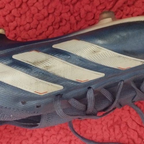 کفش آدیداس مدل کوپا های کپی کلا دوستان یه بار پوشیده شده کفشو ببنید متوجه میشوید به علت کوچیک بودن می‌خوام بفروشمش کیفیت عکس پایینه ولی کفش کیفیت خیلی خوبی داره🙏