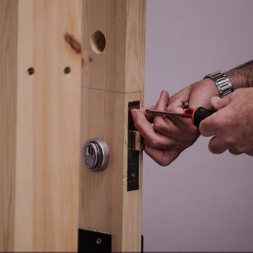 نصب درب چوبی با قفل با بهترین قیمت