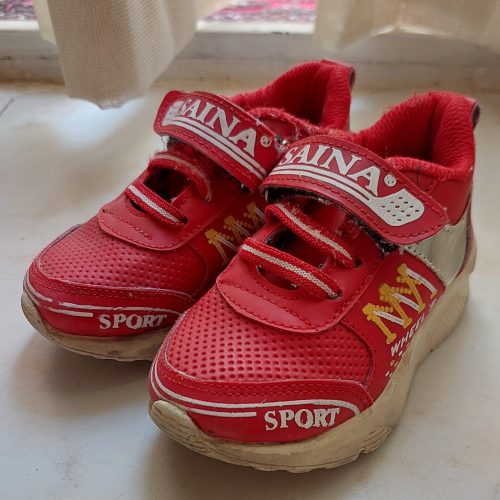 کفش و لباس بچگانه