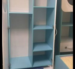 یک تخت و دو کمد