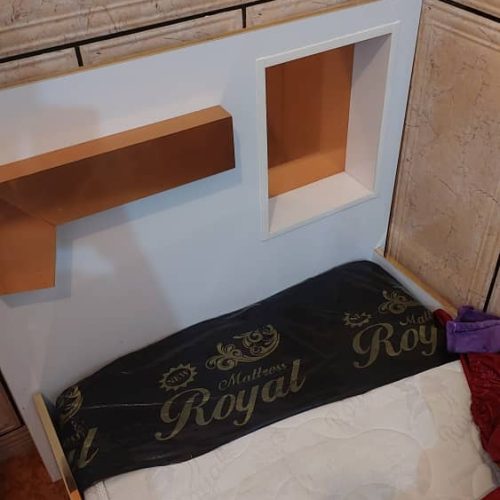 یک تخت خواب دست نخورده سالم ونو