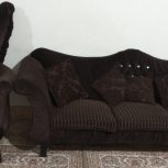 یک دست مبل 7نفره با میز جلو مبلی و عسلی هاش و میز تلویزیون شیشه ایو دو بوفه بزرگ و کوچک