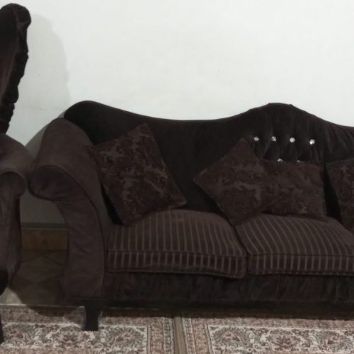 یک دست مبل 7نفره با میز جلو مبلی و عسلی هاش و میز تلویزیون شیشه ایو دو بوفه بزرگ و کوچک