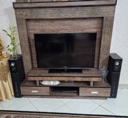 یک میزتلوزیون چوب راش