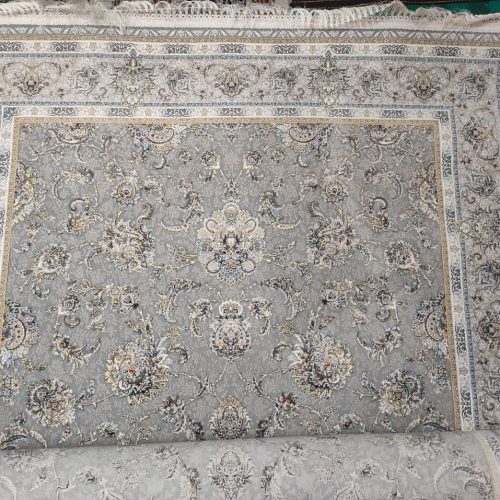 فرش ماشینی نو گل آفرین کاشان 1200 شانه تراکم 3600 نه متری شش متری چهار متری و یک متری  به علت تعییر ابعاد خونه عروس