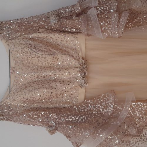 لباس زنانه و کفش زنانه