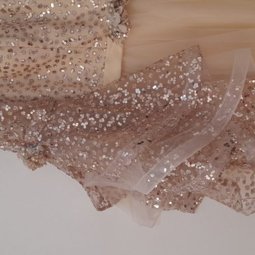 لباس زنانه و کفش زنانه