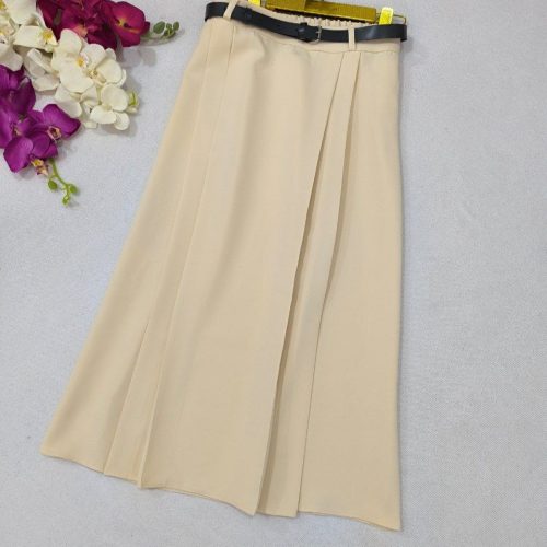 “استایل شیک با کمترین قیمت! لباس‌های خاص و تمیز، مثل نو – فرصت محدود!”