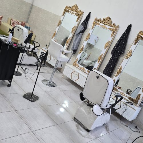 سلام 3تا آیینه با کمد 2تا صندل اصلاح جک دار یدونه صندل اصلاح بچگانه یدونه صندل سرشویی (پرولی صفر)مبل )دستگاه بخار اصل(دستگاه مکش چمدانی)و غیره…