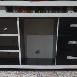 یک میز تلویزیون 4 عدد باند بزرگ و یک عدد بانک کوچک و باند اصلی که همه ی 5 باند به آن وصل میشوند باند کنترل هم دارد