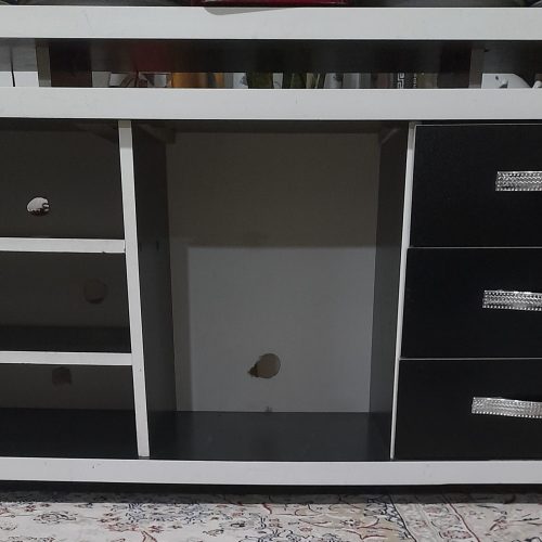 یک میز تلویزیون 4 عدد باند بزرگ و یک عدد بانک کوچک و باند اصلی که همه ی 5 باند به آن وصل میشوند باند کنترل هم دارد